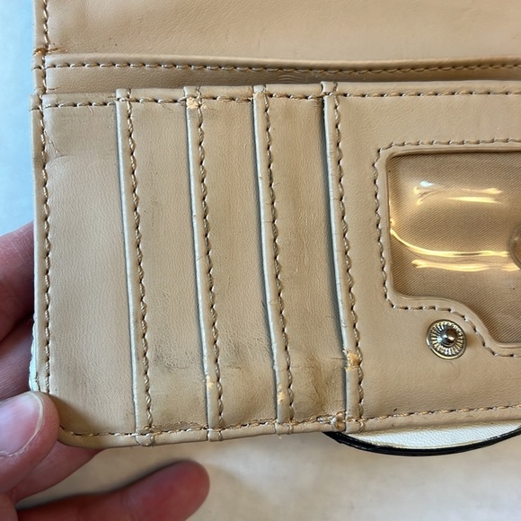 GUESS QUILTED WHITE WALLET - Picture 12 of 16